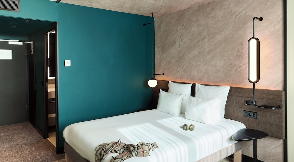 Superior Room, 1 Queen Bed with Sofa bed thumbnail 6