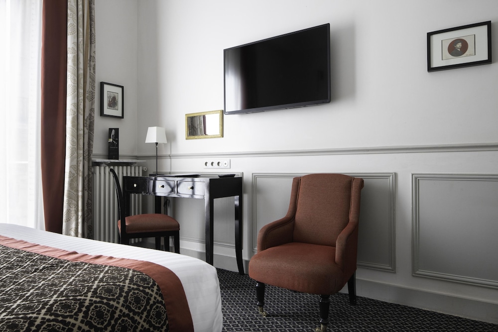 Standard Double room - Complimentary soft minibar, courtesy tray, Chromecast - Snacks, digital press photo 3