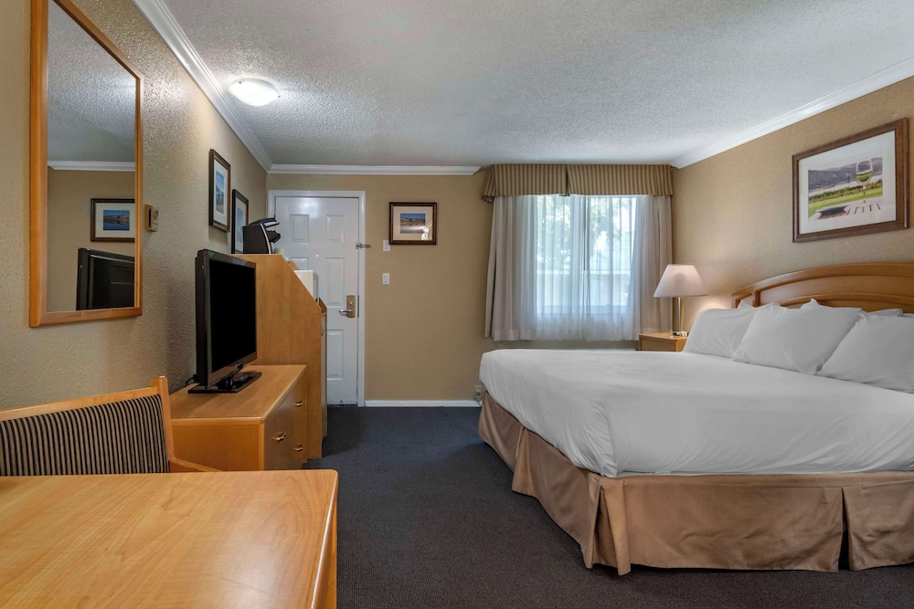 Standard Room, 2 Queen Beds, Non Smoking, Refrigerator & Microwave photo 2