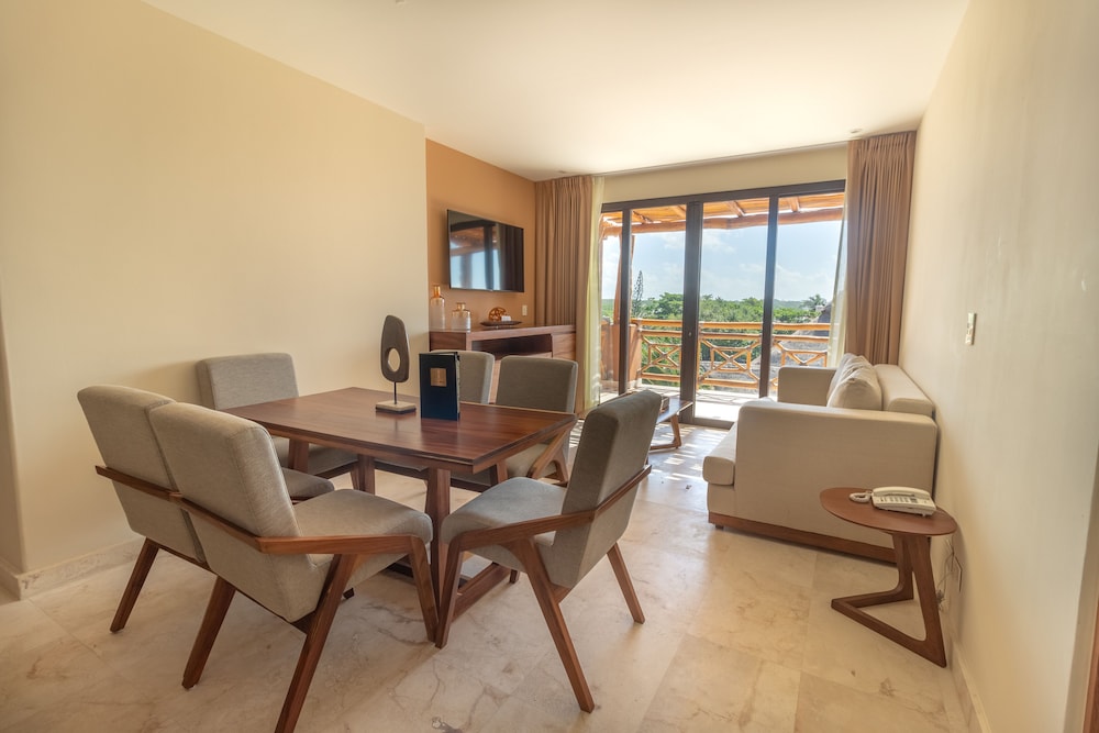 Belo Deluxe Suite King Bed - Adults Only