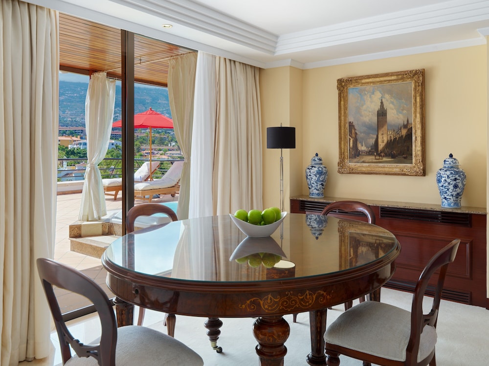 Suite (Queen Sirikit of Thailand), Balcony
