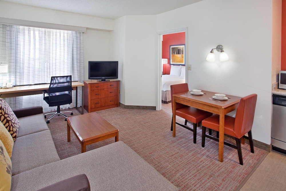 Suite, 2 Bedrooms - Photo 2