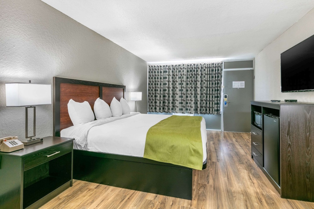 Standard Room, 1 King Bed, Non Smoking - Photo 6
