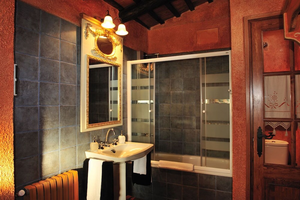 Deluxe Suite, Jetted Tub photo 2
