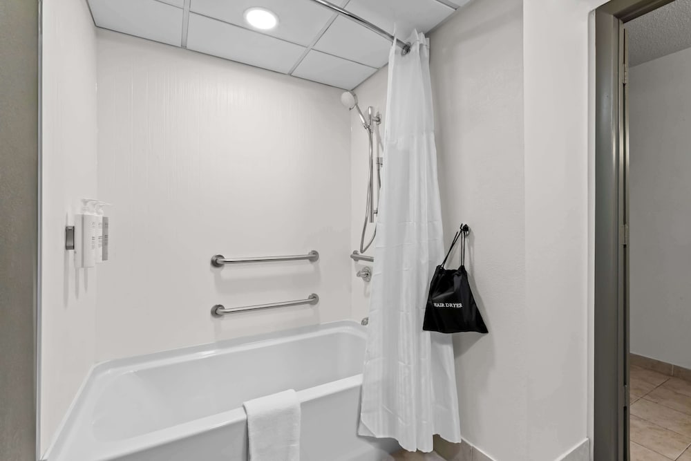 Room, 2 Queen Beds, Accessible, Bathtub (Mobility & Hearing) - Photo 3