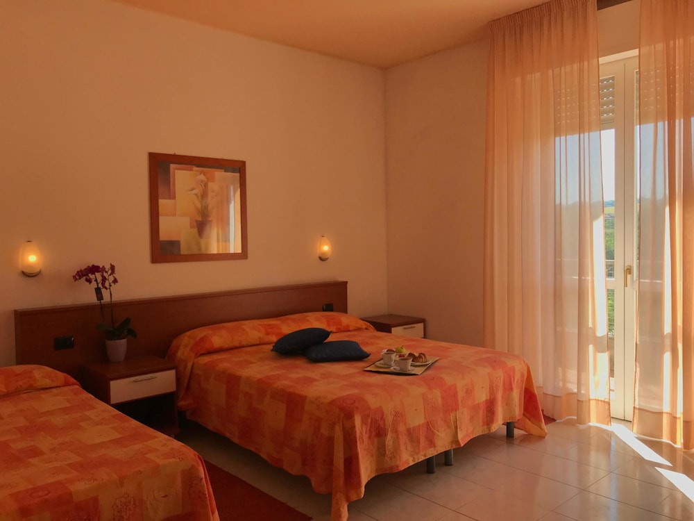 Triple Room, Hill View photo 2
