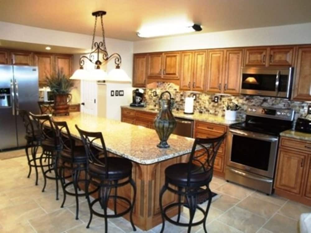 Condo, 2 Bedrooms, Oceanfront photo 3