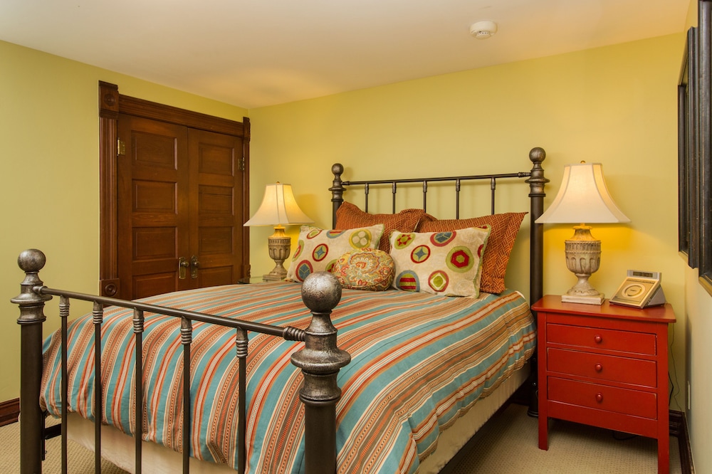 Emerald Suite (1 Queen Bed)