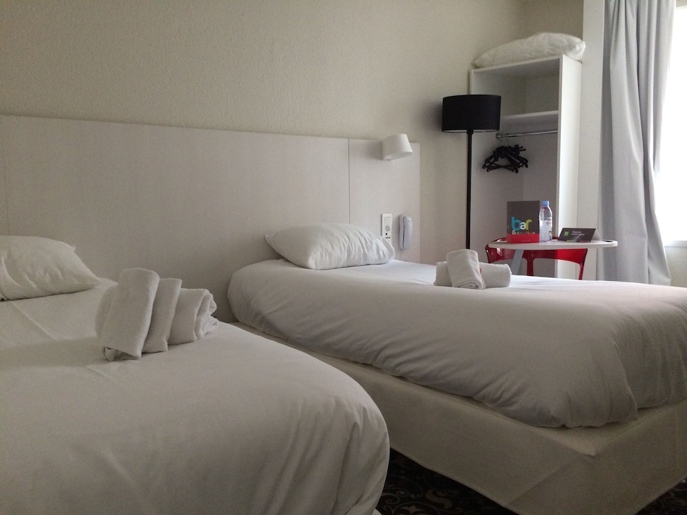 Standard Room, 2 Twin Beds - Photo 1