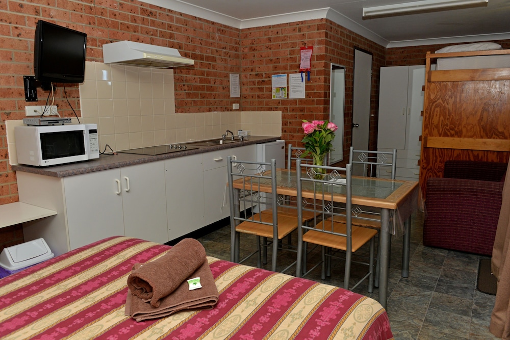 Standard Suite, 1 Bedroom, Non Smoking, Kitchenette (s/c villa 1 queen and 3 bunks) photo 3
