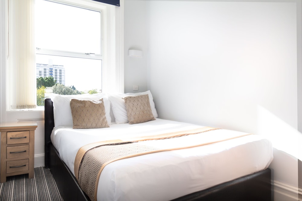 Basic Double Room, Ensuite (Small) photo 3