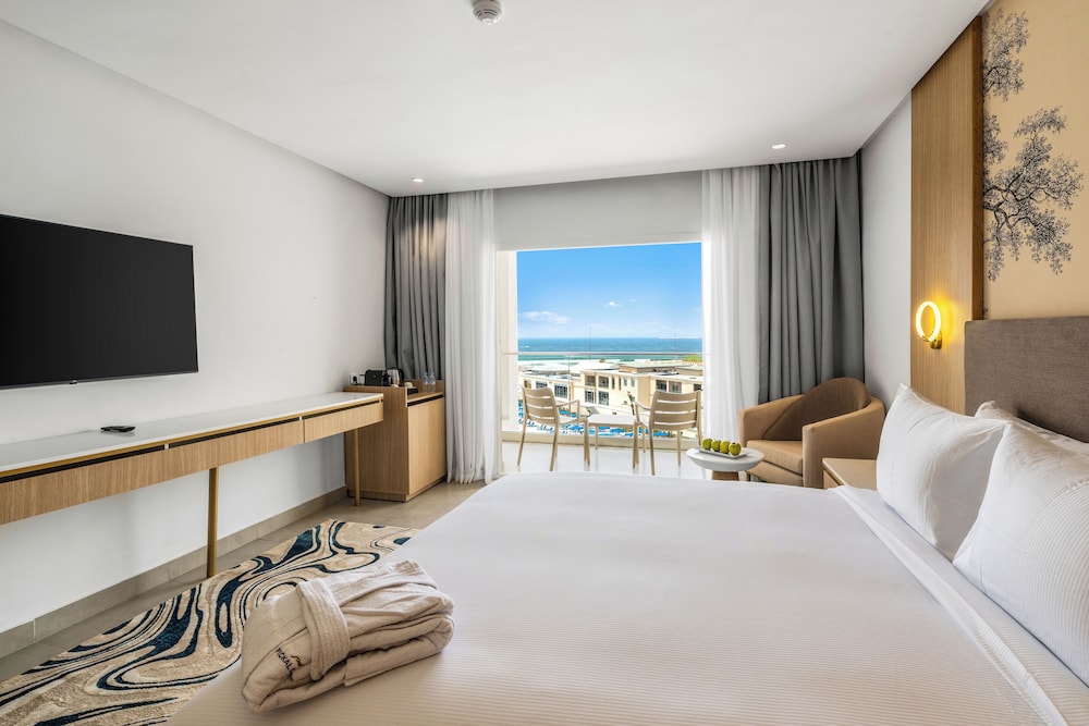Deluxe Room With Sea & Pool View