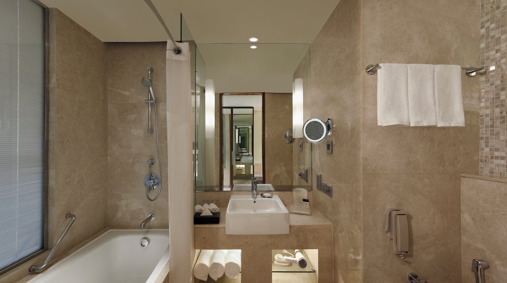 Standard Room, 1 King Bed (Bath/Shower Combo)