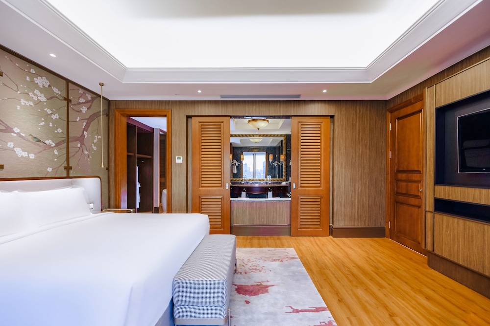 Club Suite, 1 King Bed, City View - Photo 4