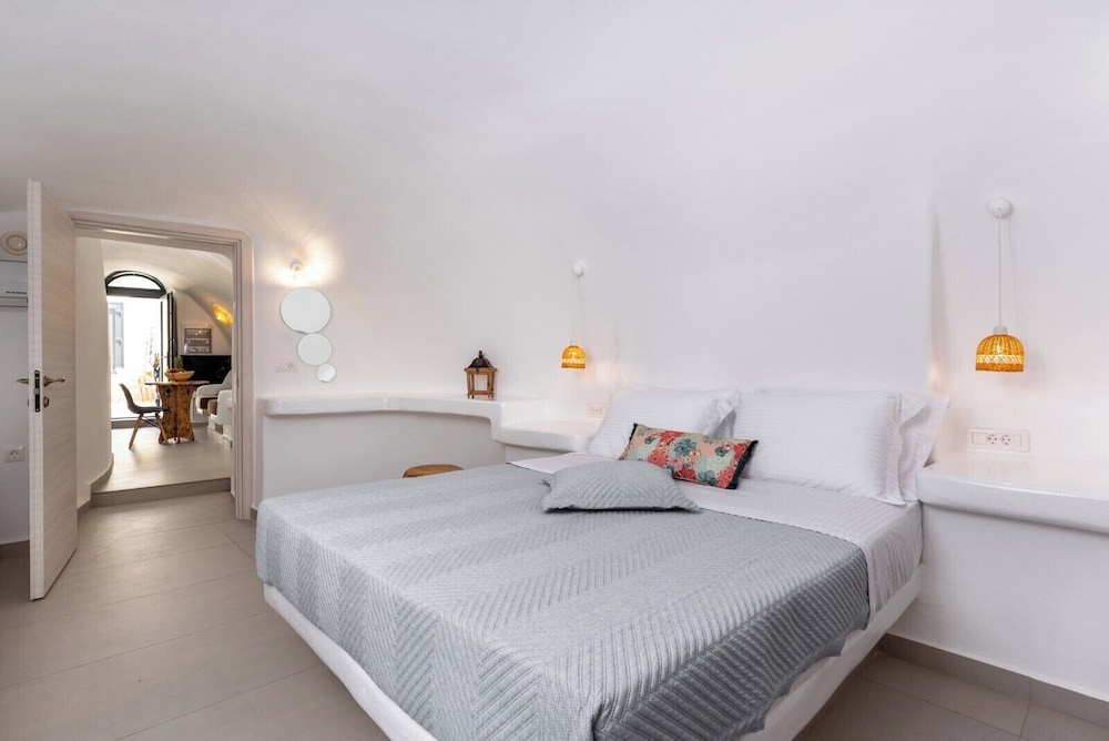 Suite (Santorini Cave 80m away ANNEXbuilding)