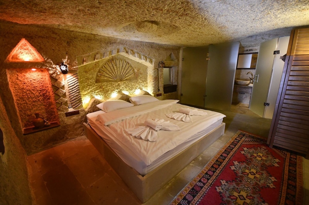 Superior Cave Room photo 1