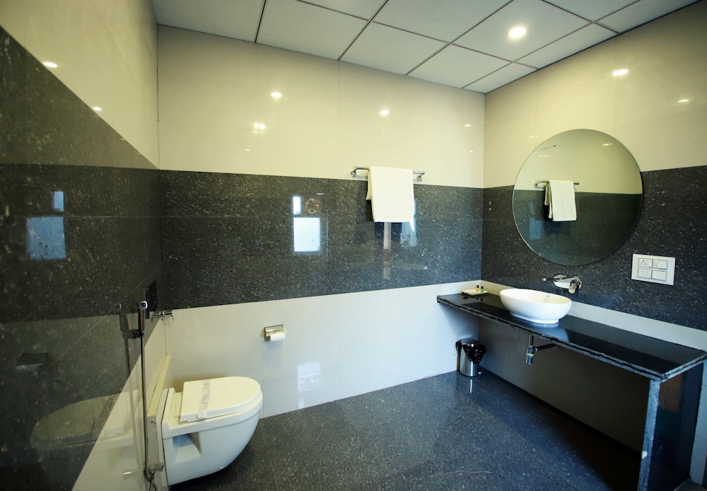 Family Room 3 Bedrooms with 2 Washrooms photo 2
