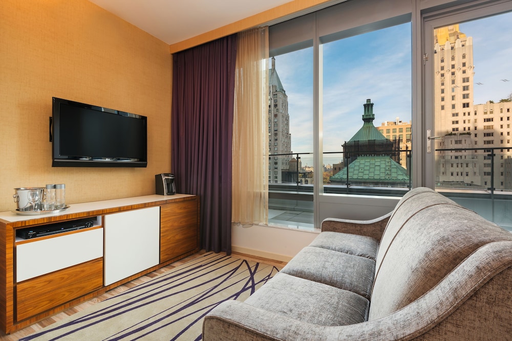 Premier Studio, 1 King Bed, Accessible (Hearing)
