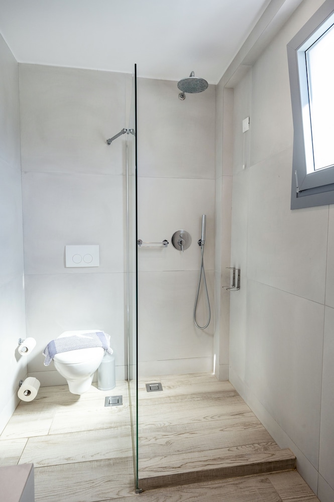 Suite (The White) - Photo 2