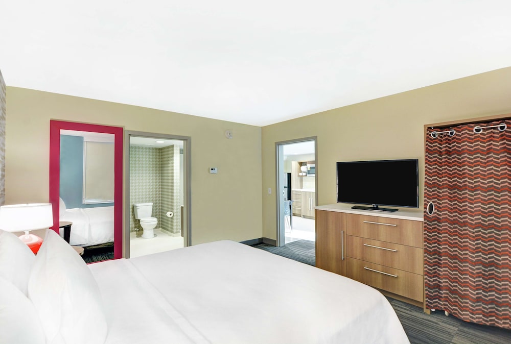 Suite, 1 King Bed, Accessible (Roll-In Shower) - Photo 3