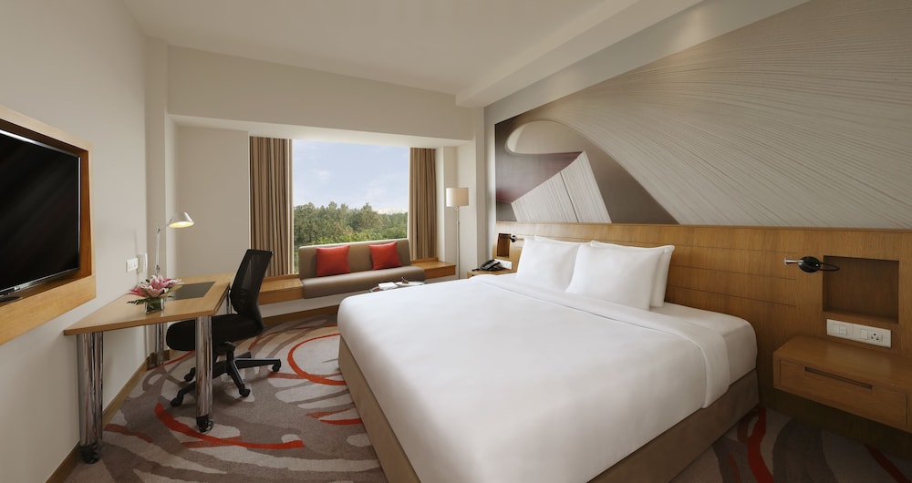 Premier Room, 1 Queen Bed, Executive Level - Photo 1