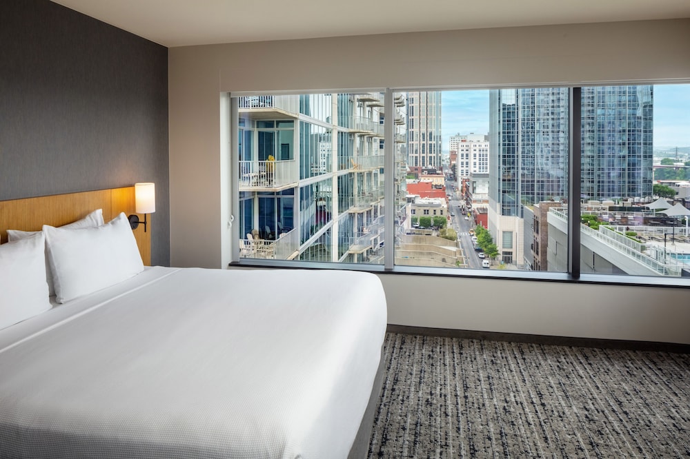 Deluxe Room, 1 King Bed thumbnail 6