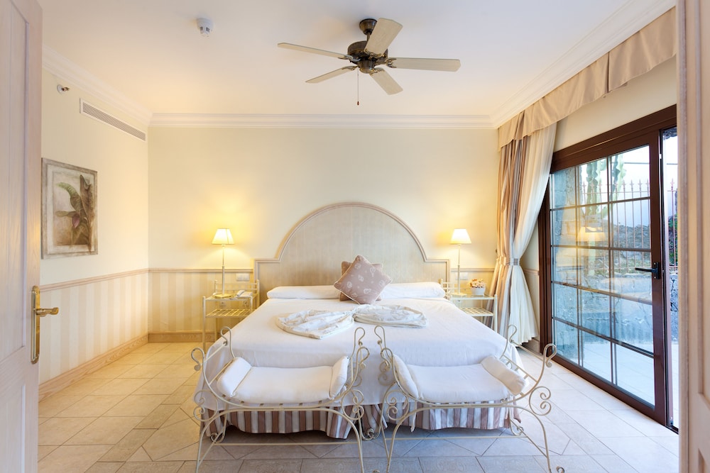 Senior Suite (2 adults) - Photo 2