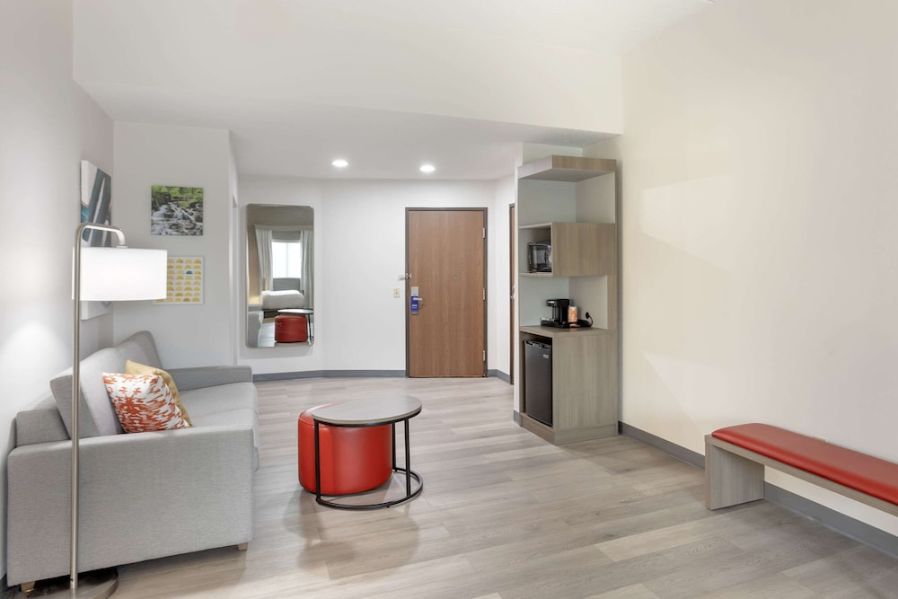 Suite, 1 King Bed with Sofa bed, Accessible, Non Smoking photo 3