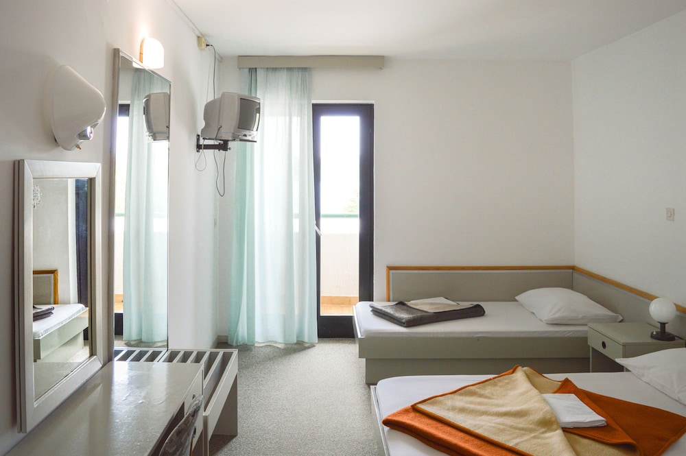 Standard Triple Room, Balcony, Park View photo 1