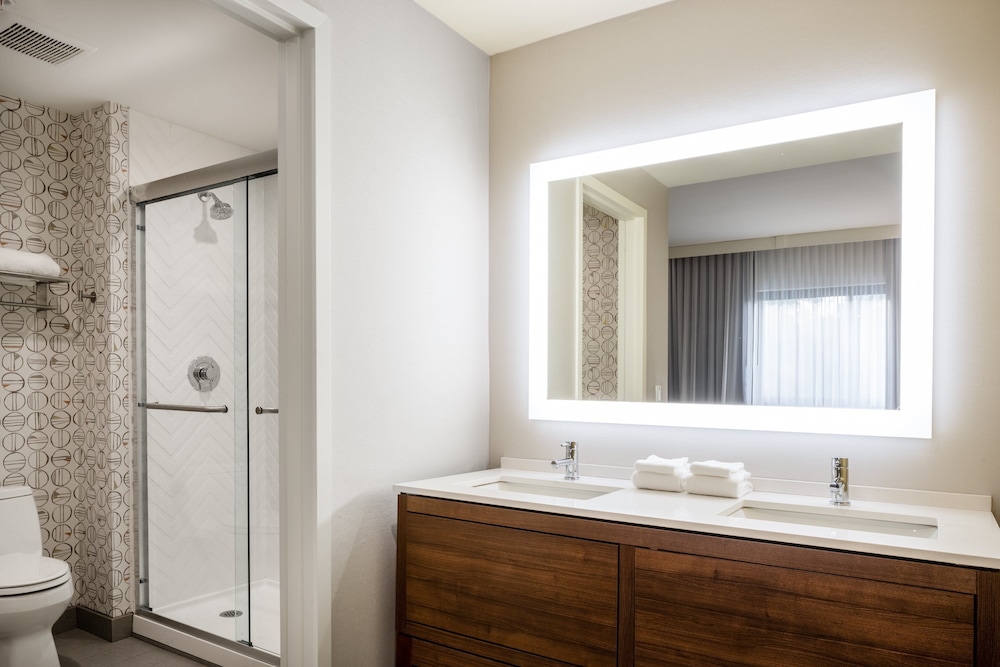 Suite, 1 King Bed - Photo 4