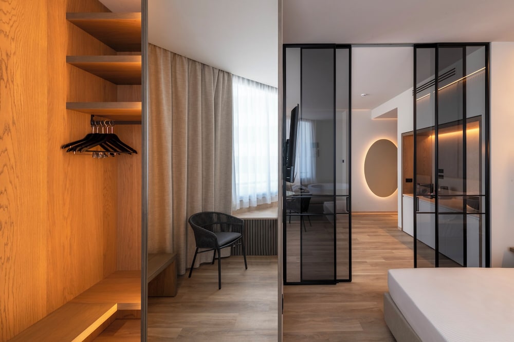 Suite, Hot Tub - Photo 10
