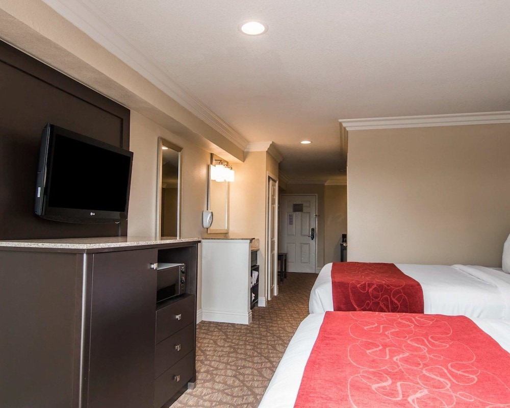 Deluxe Suite, 2 Queen Beds with Sofabed, Non Smoking - Photo 1