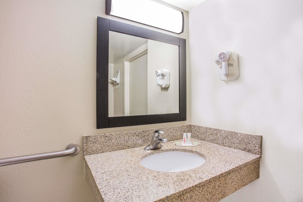 Room, Accessible - Photo 5