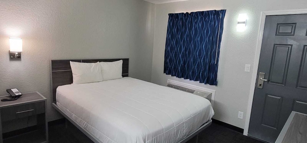 Standard Room, 1 Queen Bed