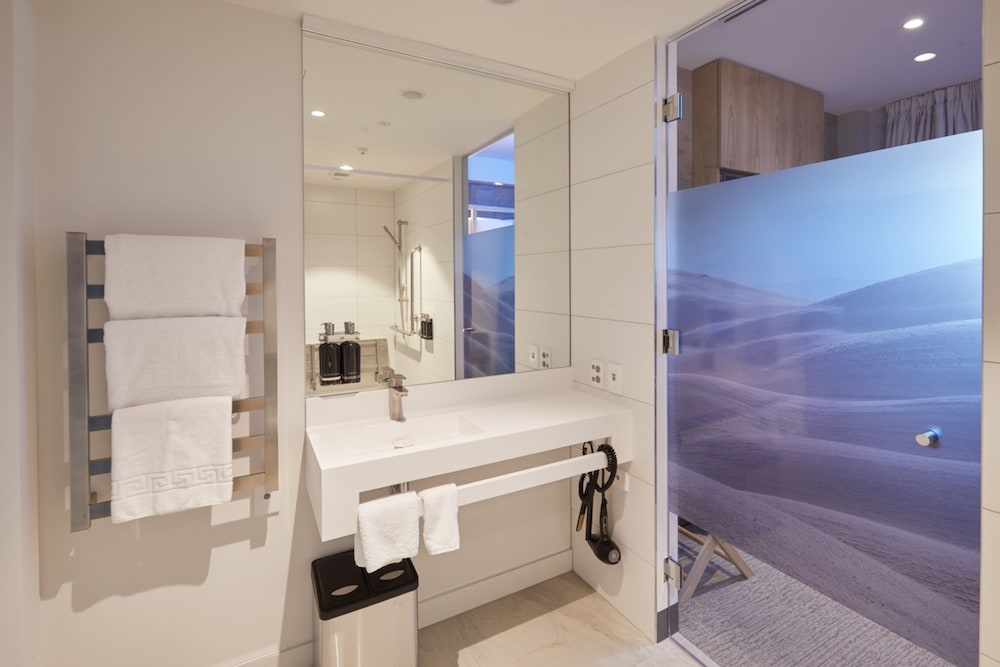 Private Bunk With Roll In Shower - Photo 4