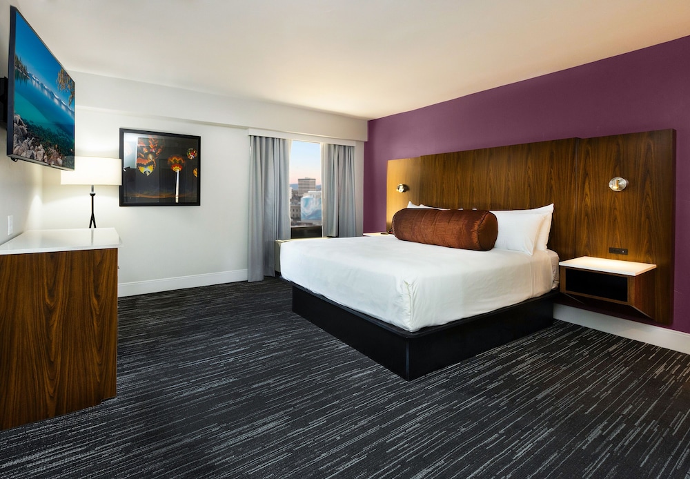 Cedar Tower Skyline Suite - Photo 2