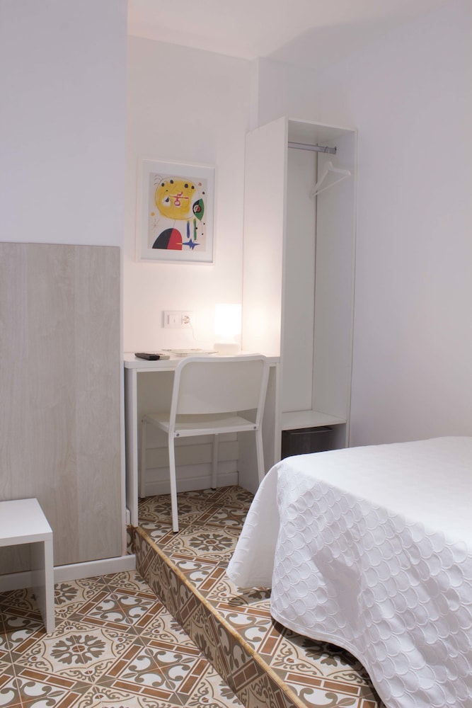 Standard Double Room, 2 Twin Beds, Ensuite photo 3