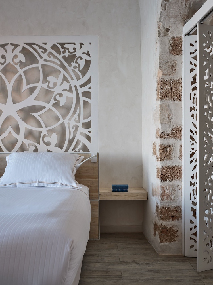Double White suite with sea view photo 2