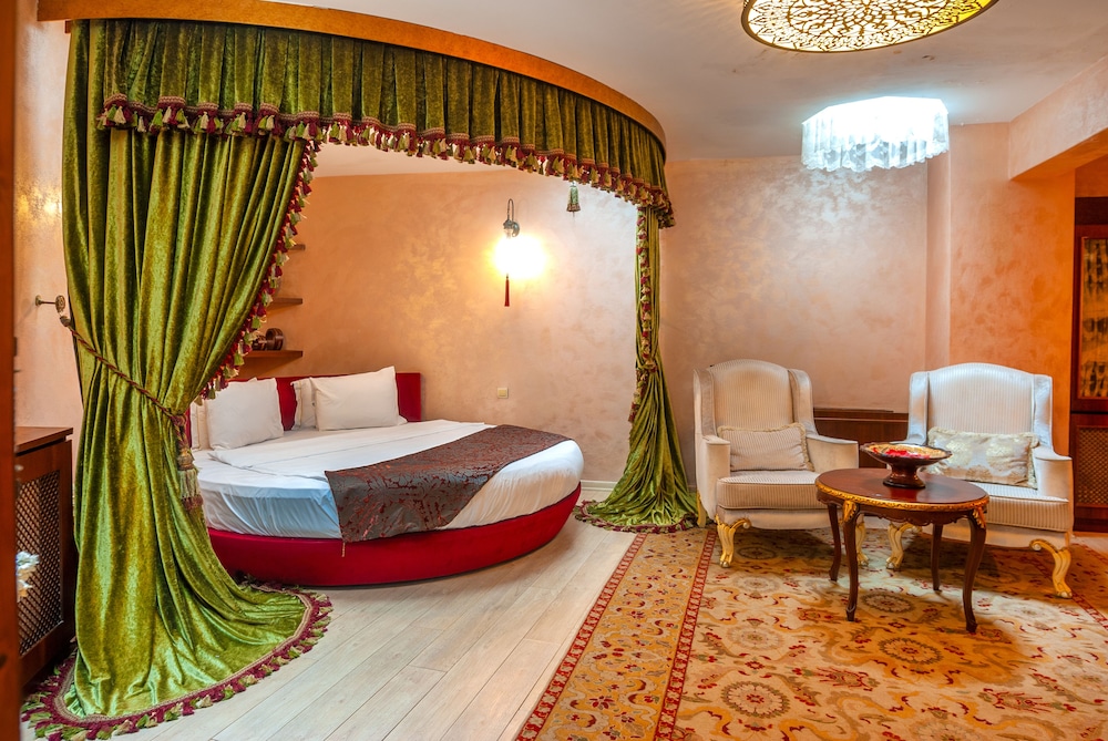 Deluxe Suite with Spa Bath photo 3
