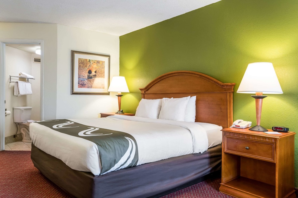 Standard Room, 1 King Bed, Non Smoking - Photo 1