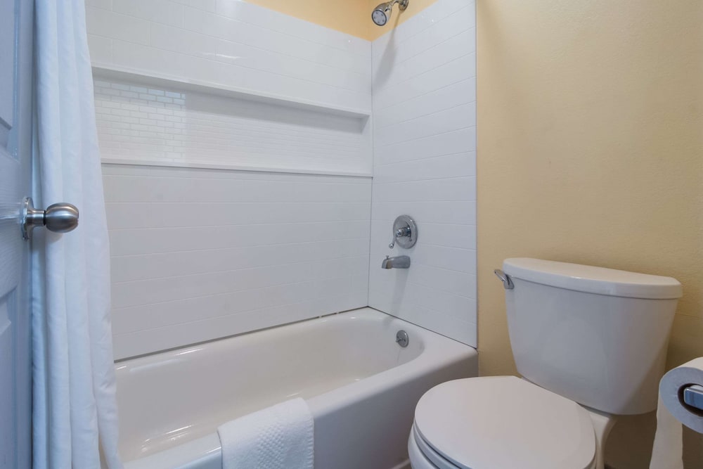 Standard Double Room, 2 Double Beds, Non Smoking - Photo 2