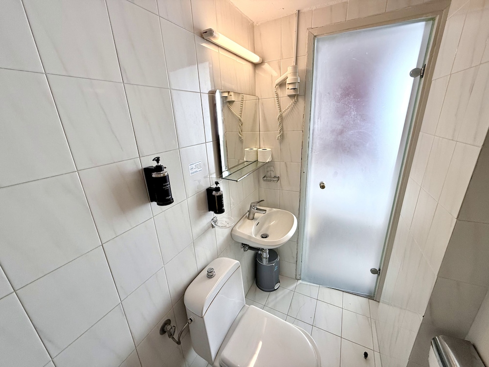 Internal Double Room with Window (no view) - Photo 16