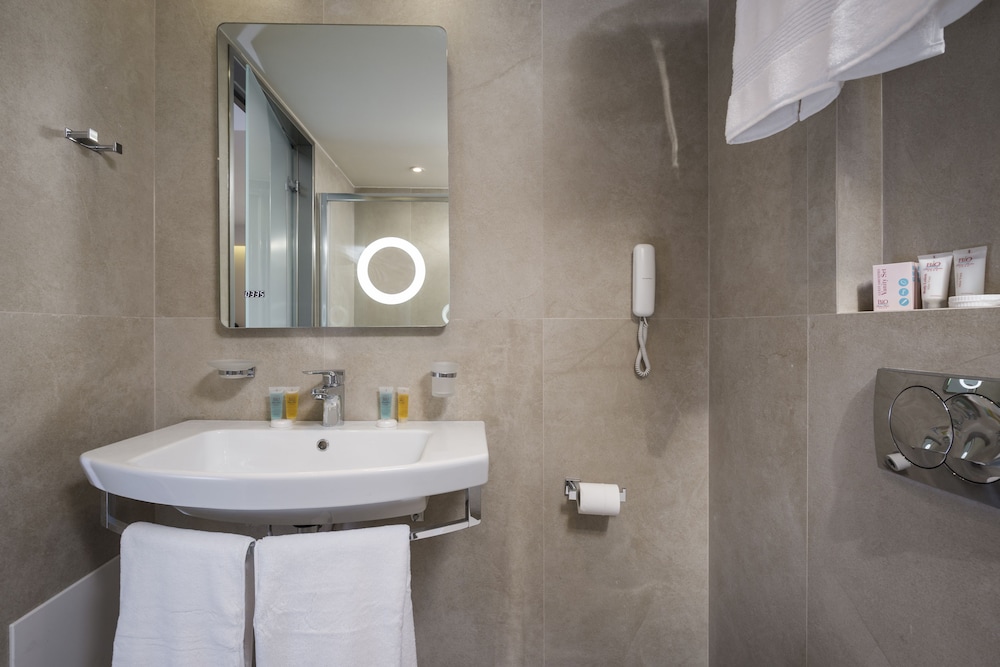 Premium Double Room - Photo 11