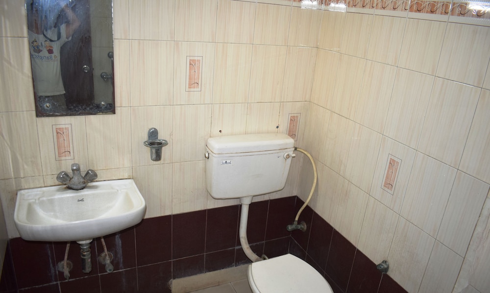 Standard Room, 1 Queen Bed, Smoking, Private Bathroom photo 3