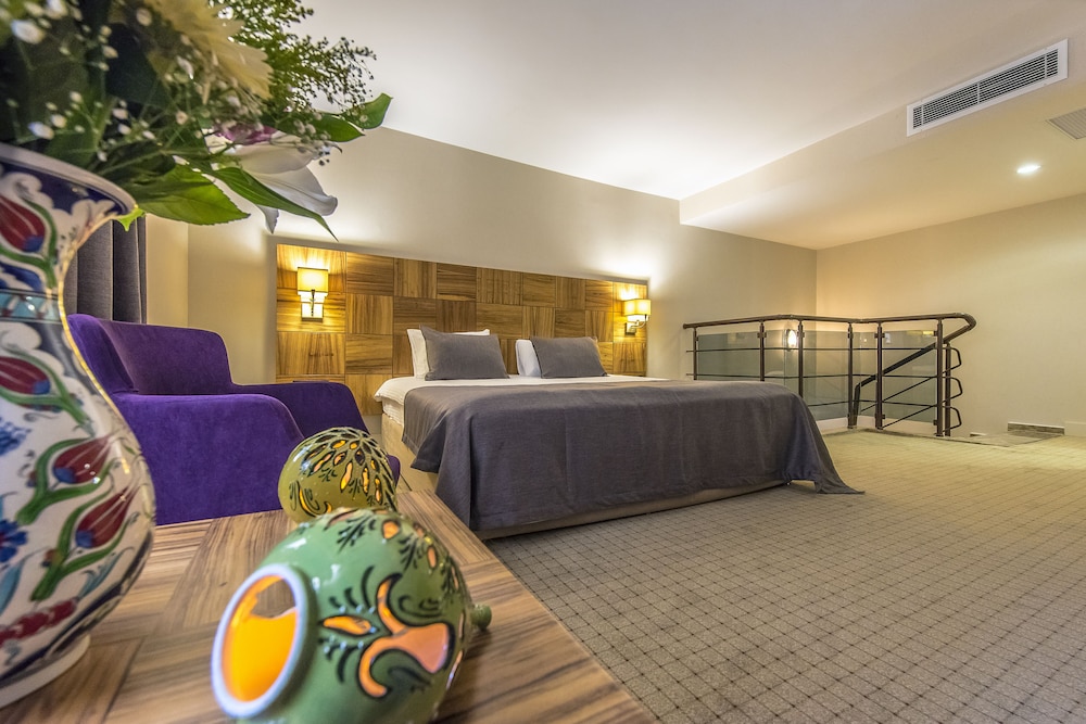 Duplex, Non Smoking (1 Queen Bed, 3 Single Beds, Suite) photo 2
