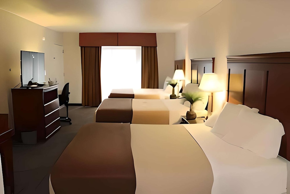 Standard Room, Non Smoking (3 Queen Beds) photo 1