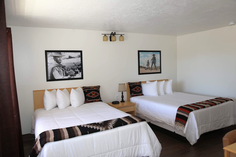 2 Queen Beds, Sleeps 4 photo 3