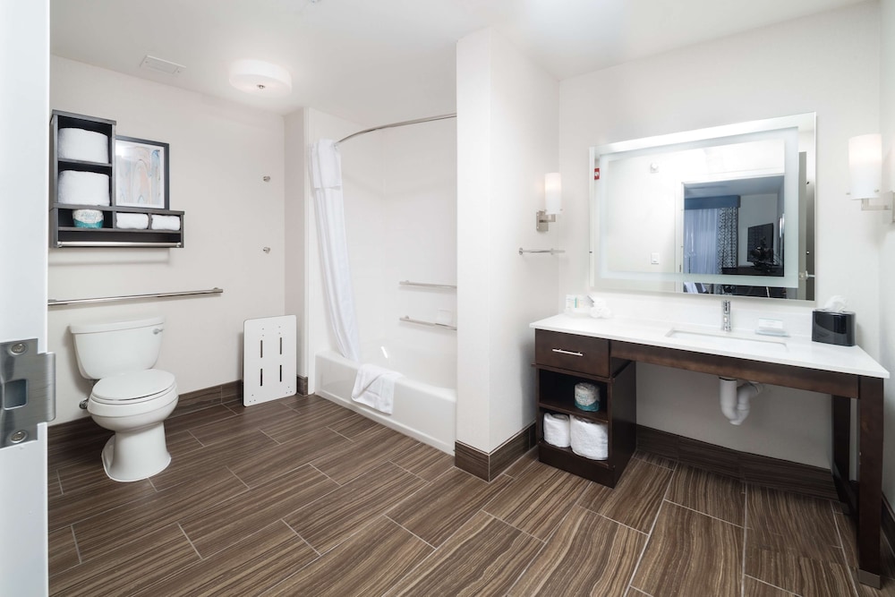 Studio, 1 King Bed, Accessible, Bathtub (Mobility & Hearing) photo 3