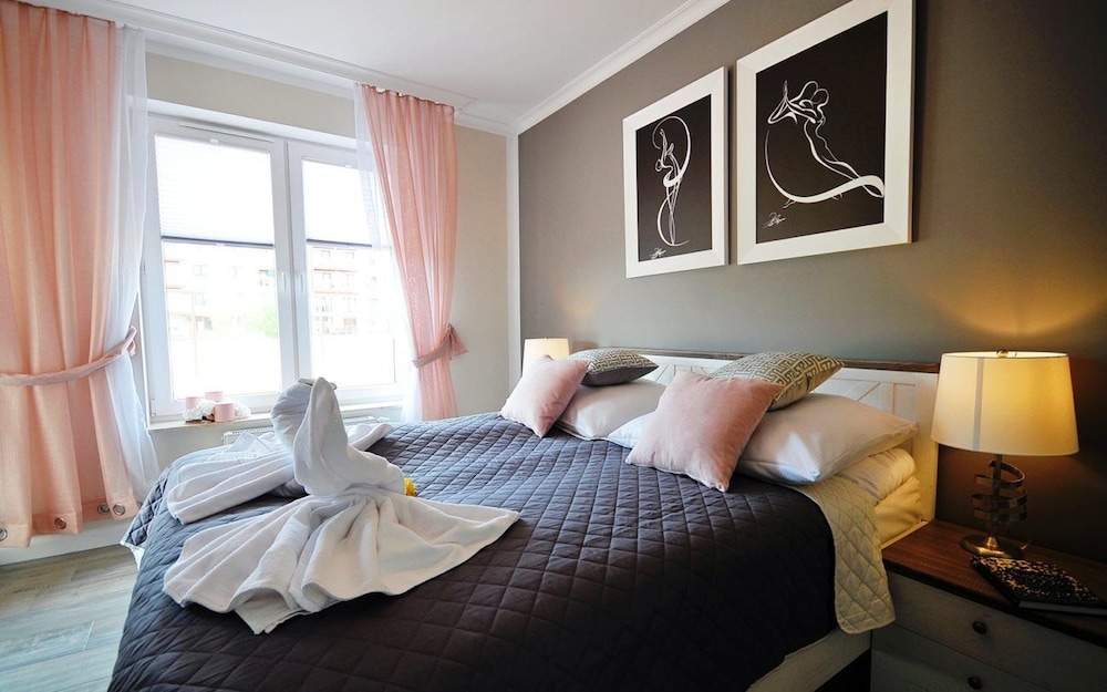 Comfort Apartment, 2 Bedrooms, Pool Access, Courtyard View (E107) photo 2
