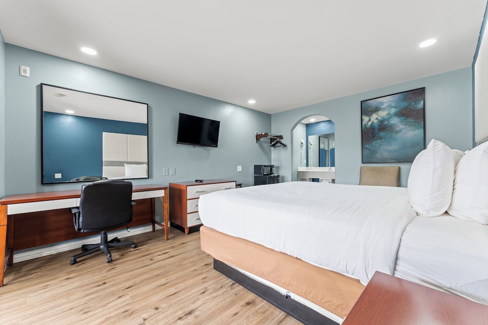Comfort Room, 1 King Bed, Non Smoking - Photo 2